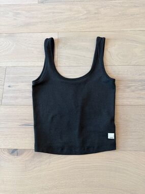 Vuori Black Scoop Tank